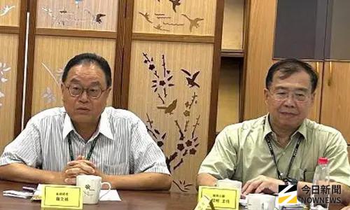 ▲關務署高雄關副關務長羅文禎(左)與嘉南分關主任梁紋彬(右)呼籲業者應正確通報進儲之貨品的貨名與規格，以免因涉通報不實違規而受罰。(圖／記者黃守作攝)