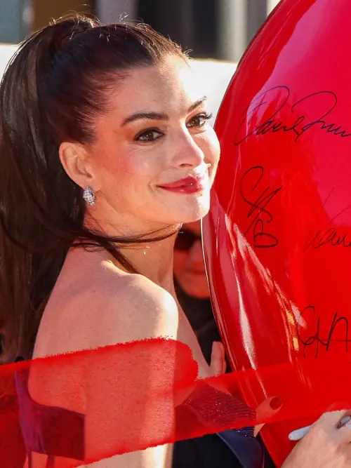 ▲安海瑟薇為宣傳新片《穿著PRADA的惡魔2》全球跑透透。（圖／二十世紀影業臉書）