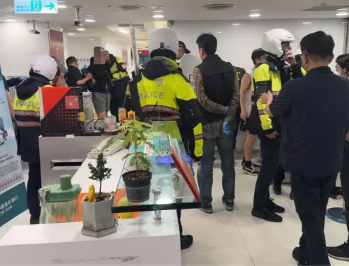 快訊／北市中信銀爆搶案！嫌犯持假槍挾持行員　遭警壓制逮捕