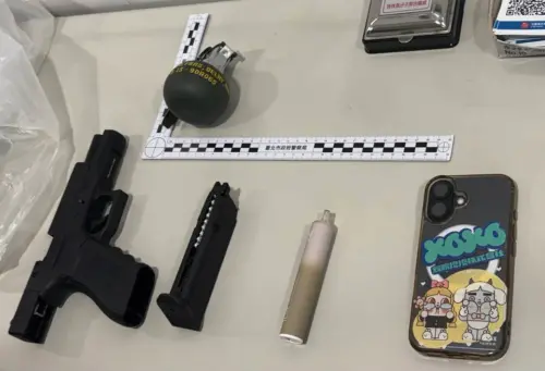 ▲台北市大安區忠孝東路四段的中國信託銀行驚傳搶案，警方從嫌犯身上查獲相關證物。（圖／警方提供）