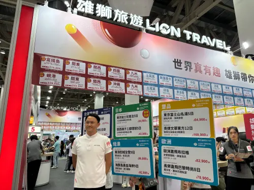▲睽違8年再度回歸的雄獅旅行社，主打台中直飛行程布局，資深經理張仲甫推荐許多優惠行程。（圖／記者金武鳳攝，2026.4.24)
