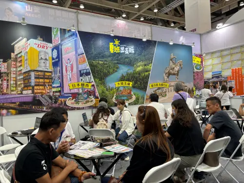 ▲華府旅遊以夏班出去玩為策展主題，針對暑期旺季推出峴港、泰國等東南亞包機行程，首日吸引大量人潮。（圖／記者金武鳳攝，2026.4.24)