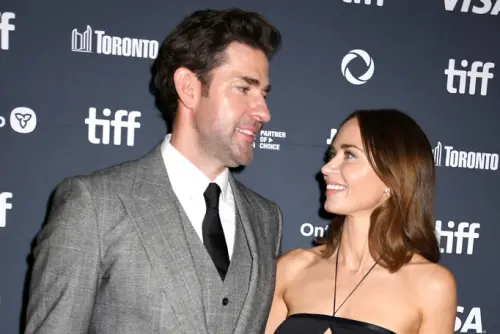 ▲約翰卡拉辛斯基（左）曾透露，看到艾蜜莉布朗（右）的的第一眼，就覺得她是對的人。（圖／翻攝自美聯社）