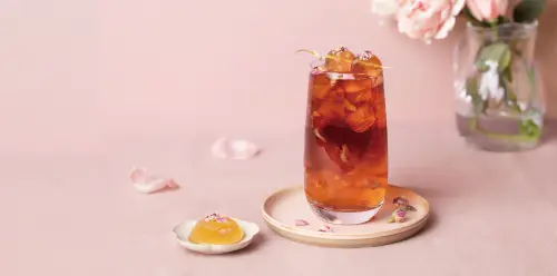 ▲嚴選日本膠原蛋白與天然玫瑰純露製成的「玫瑰膠原凍」，再融入台灣黑葉種荔枝果膏與小葉蜜香李果紅紅茶。（圖／品牌提供）