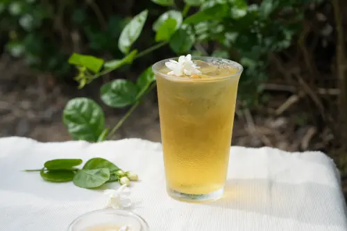 ▲5 月主打的奶霜香片，靈魂來自經 4168 小時反覆測試、榮獲國際風味二星獎章（iTi）的香片姍姍。（圖／品牌提供）