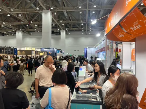 ▲寶格推出全展場唯一的「深層淬」精品冰咖啡試飲，吸引許多聞香上門民眾搶先品嚐。（圖／業者提供）