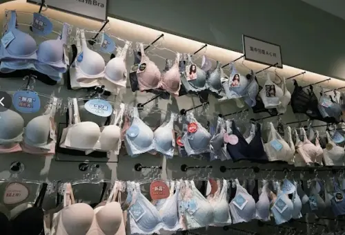 ▲「伊黛爾內衣」Threads小編也現身表示，老闆夫妻當初就是在夜市擺攤慢慢累積客人，做到現在有自己的設計款，並且開出多間街邊店門市。（圖/Google評價）