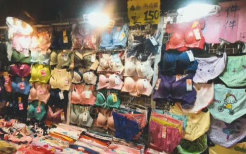 ▲網友好奇有沒有人會在夜市購買內衣褲，結果大票女網友都一致認同好穿大推。（圖/中壢觀光夜市官網）