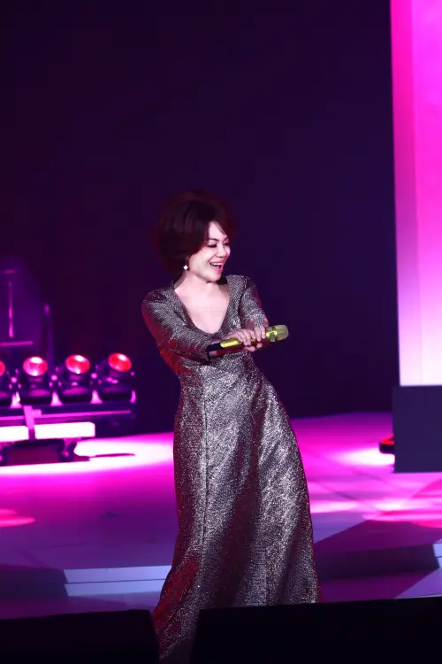 ▲蔡琴（如圖）表示，因為巡演去了很多地方，每次看到家裡攤開來的行李箱像是大貝殼，覺得很醜。後來發現，舞台就是她的家，粉絲就是她的家人。（圖／宜辰整合行銷提供）