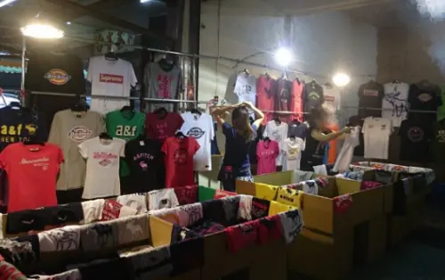 ▲夜市的服飾店總是也販售許多款式的衣物，但通常價格都會比專櫃、街邊店更為便宜。（圖/爆廢公社）