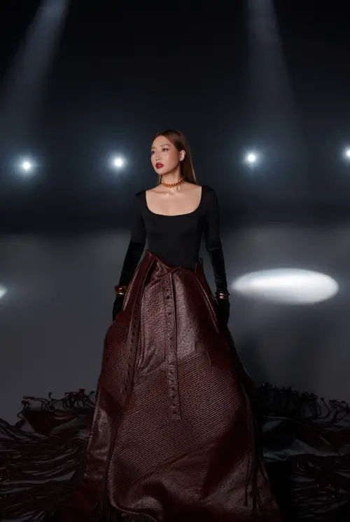 ▲A-Lin（如圖）出道20週年，今天新歌〈繞路〉上架，她身穿緊身衣戰袍，穿出性感與自信的天后氣場。（圖／索尼音樂提供）