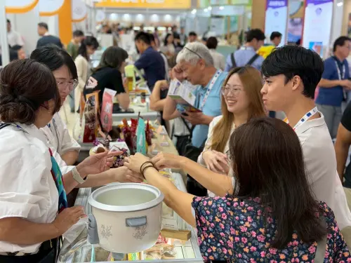 ▲ 展期間整體洽談熱絡，有來自新加坡、馬來西亞及其他國際市場買主持續到訪臺南館進行商務洽詢。（圖／南市府提供）