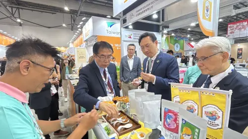 ▲ 台南市長黃偉哲向駐新加坡大使童振源介紹臺南農特產。（圖／南市府提供）