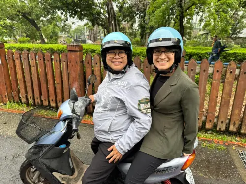 坐上王美惠「老機車」！蕭美琴笑喊：隨扈沒嚇到也不會崩潰