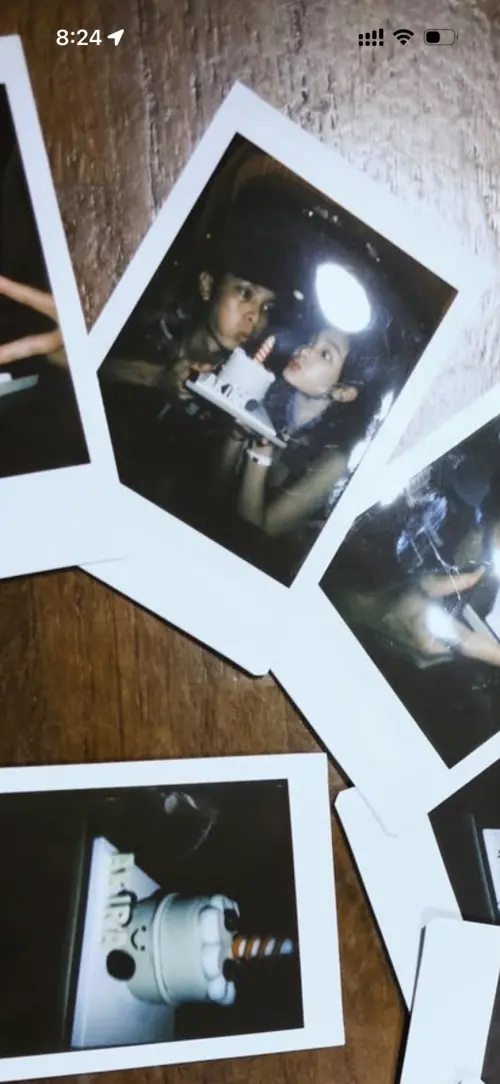 ▲曹佑寧公開和王淨一起吹蠟燭的拍立得。（圖／曹佑寧IG@tsaoyuning）