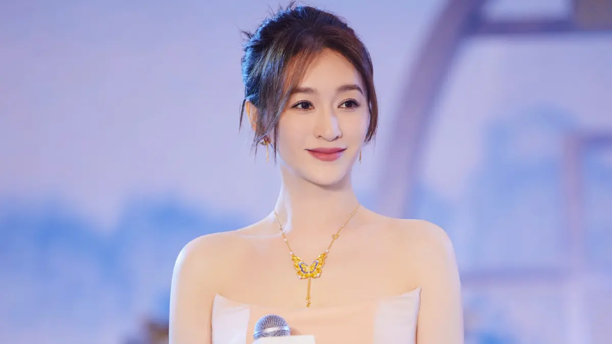 ▲李小冉（如圖）近日參戰《浪姐7》，回顧她過往情史可說是跌跌撞撞，曾為交往7年的男友流產2次，甚至捲入三角戀，直到遇到現任老公徐佳寧才找到幸福，對方不僅是多年好友，甚至新婚時就豪砸8億港幣買下豪宅送給李小冉。（圖／微博＠李小冉工作室）