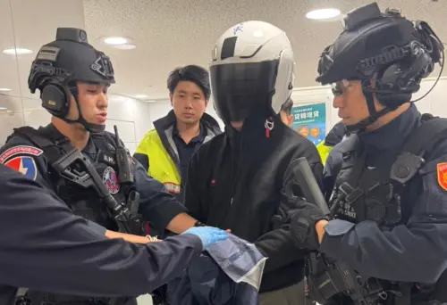 ▲警方到場確認為仿造武器後，趁機壓制逮捕，現場無人傷亡。女經理受驚嚇，情緒仍未平復。（圖／翻攝畫面）