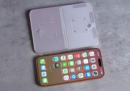 ▲從iPhone 摺疊機的模型來看，展開後內螢幕約7.8吋。（圖／翻攝Max Tech）