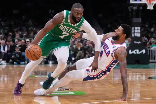 ▲綠衫軍二當家布朗（Jaylen Brown）在本系列賽關鍵戰役的投籃命中率低於四成，且在缺乏坦圖姆支援的情況下未能展現領袖價值，成為崩盤的檢討對象。（圖／美聯社／達志影像）
