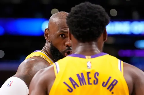 影／詹皇父子連線！詹姆斯妙傳布朗尼空接　美媒嗨：他年輕了10歲