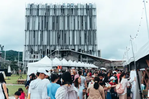 ▲「流聲市集」下午4點起在新美館戶外園區登場，匯集全台超過30家風格品牌。（圖／新北市府提供）