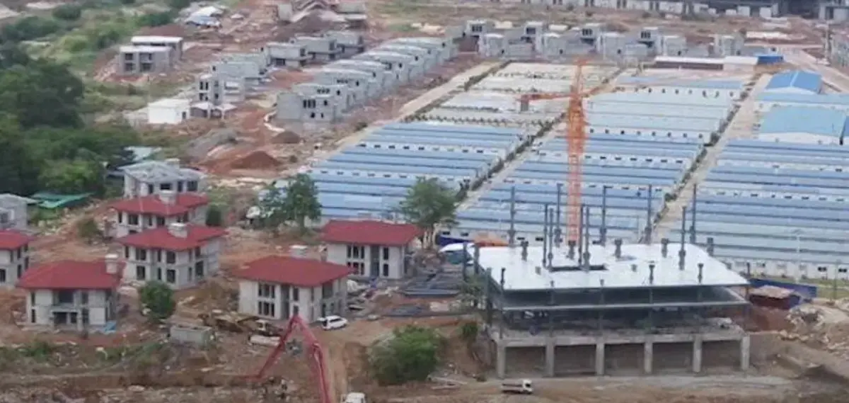 ▲柬埔寨西哈努克市詐騙園區再被揭露導入新型「惡意軟體即服務」（MaaS），不法分子透過假網站與木馬程式，大規模竊取受害者個資與金融帳戶資料，詐騙手法持續升級。（圖／翻攝自微博）