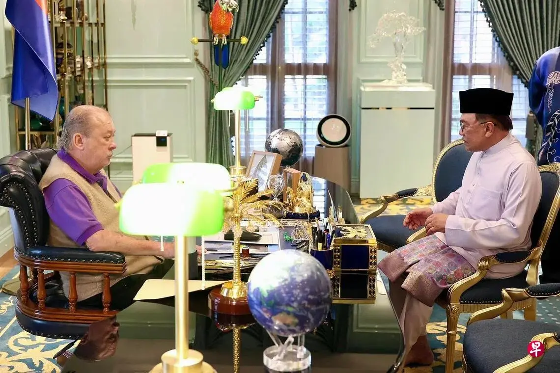 ▲馬來西亞總理安華（Anwar Ibrahim）（右）前往柔佛王宮覲見蘇丹依布拉欣（Sultan Ibrahim）（左），就國內政局與重要人事安排進行會談，外界關注是否觸及提前大選議題。（圖／翻攝自安華臉書）