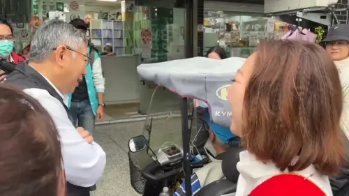 柯文哲不爽！當街遭阿伯嗆「貪污」急插腰理論　幕僚秒拉開畫面曝