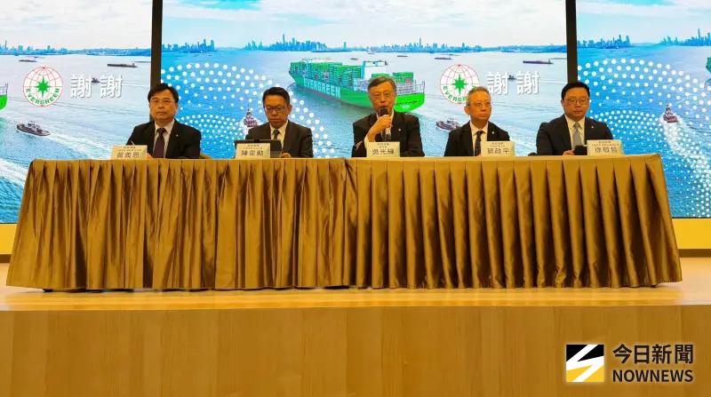 ▲由右至左分別為長榮海運企劃本部運營部部主管黃義恩、企劃本部主管陳韋勳、總經理吳光輝、財務部主管莫政平、企劃本部運營部副部主管徐敬哲。（圖／記者李青縈攝）