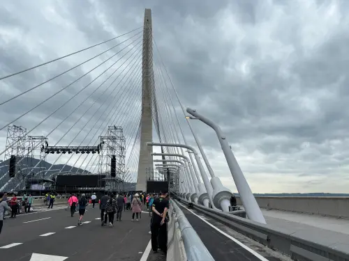 ▲▼民眾對於淡江大橋機車道設計高度好奇，紛紛駐足從護欄探頭查看機車道寬度與救援空間。（圖／記者徐銘穗攝,2026.04.25）