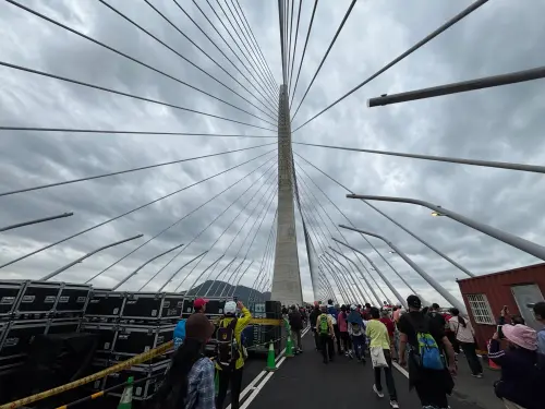 ▲今（25）淡江大橋通車前開放健行，吸引遊客湧入，現場直擊斜張橋單塔高聳、放射狀鋼纜極具幾何視覺震撼，民眾爭相打卡。今日活動僅至下午 1 點。（圖／記者徐銘穗攝,2026.04.25）