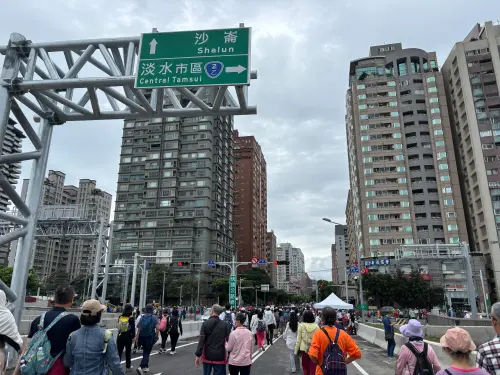 ▲錯過今天淡江大橋開放時間沒關係，明（26）天下午2點到晚上7點還有遊行活動，可以再來參觀。（圖／記者徐銘穗攝,2026.04.25）