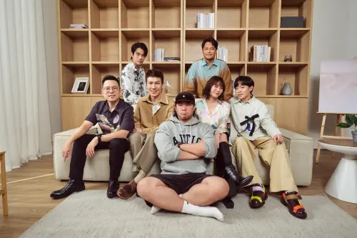 ▲主唱吳青峰（中排右1）開啟「算命特輯」，從台灣萬華到韓國一路體驗鳥卦、塔羅、象棋占卜甚至薩滿文化。（圖／TVBS 提供）