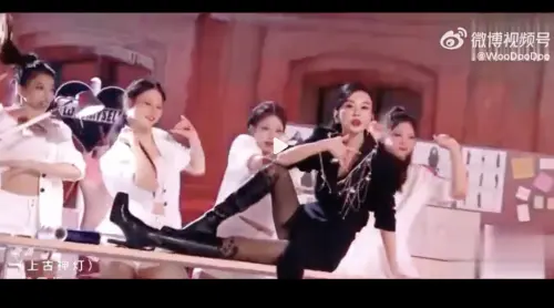 ▲蕭薔（如圖）和安崎、莊達菲、溫崢嶸在《浪姐7》一起詮釋蔡依林具有頹廢美學的歌曲〈戀我癖〉，強大的氣場，眼神超殺。（圖／翻攝自微博）