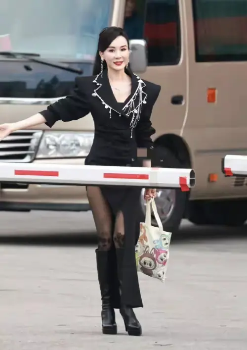 ▲台灣第一美女蕭薔（如圖）今年到中國參加綜藝節目《浪姐7》，她表示特別想念台北家中的千朵朱鼎紅。（圖／翻攝自微博）