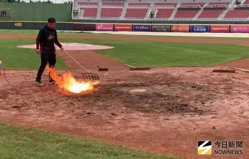 影／樂天主場迎戰味全！經典「火烤本壘」重出江湖　場務搶救場地