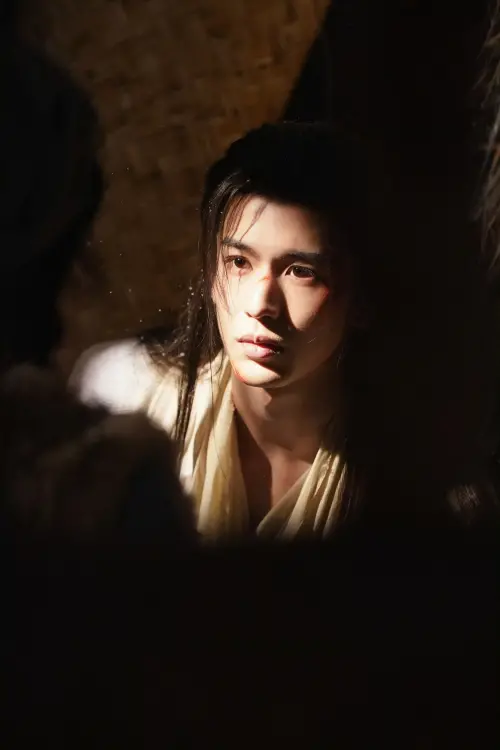 ▲張凌赫在《逐玉》豬圈中的畫面，被不少粉絲大讚「名場面」。（圖／翻攝自微博）