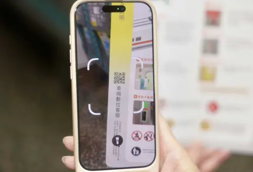 ▲今年四月最新上線政策，高鐵乘客可以掃描座位前「列車安全說明卡」上面的QR Code，通報車廂內各種狀況。（圖/台灣高鐵提供）