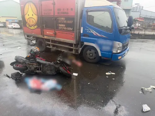 雨天小貨車紅燈右轉打滑釀多車事故　機車同步犁田送醫