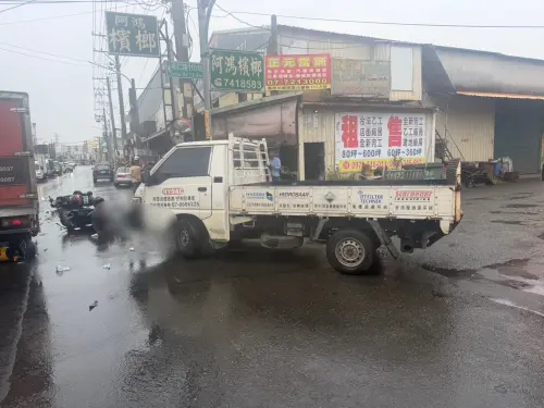 ▲ 初步研判，該案疑為胡男駕駛之自小貨於號誌為紅燈時右轉所致，詳細肇事責任仍需調閱相關監視器影像並由交通大隊進一步分析釐清。（圖／記者郭凱杰翻攝）