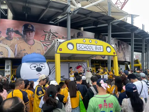 直擊／兄弟Snoopy主題日太瘋狂！球迷徹夜排隊、動線繞一整圈球場