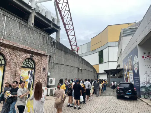 ▲下午14點左右，迷你蛋商品店排到球場後方，實測約需50分鐘才有機會進場。（圖／記者林子翔攝）