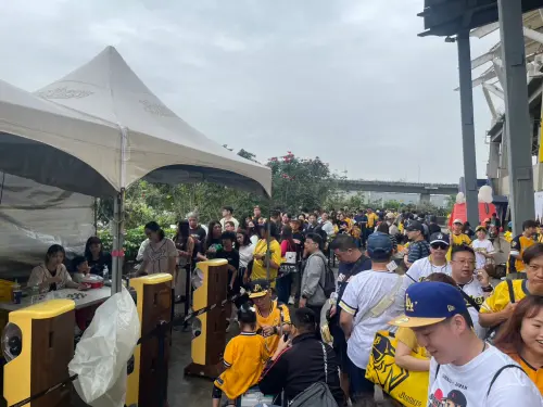 ▲洲際棒球場三壘側扭蛋區，同樣也有大排人龍排隊，搶扭中信兄弟Snoopy聯名燈箱。（圖／記者林子翔攝）