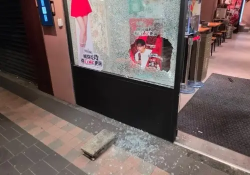 嘔吐收5000元爆衝突！醉男失控持磚怒砸店門　玻璃破一大洞