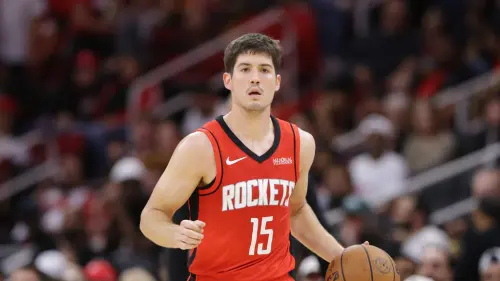 ▲火箭探花秀謝潑德（Reed Sheppard）發生關鍵失誤，遭湖人詹姆斯（LeBron James）與史馬特（Marcus Smart）連手逆轉，最終火箭在延長賽以108：112惜敗，系列賽陷入0：3絕境。（圖／美聯社／達志影像）