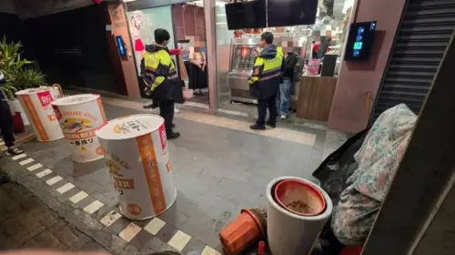 ▲25日凌晨新北中和居酒屋，35歲陳男與友人飲酒，友人嘔吐被收5000元清潔費起爭執，陳男持磚砸破店門玻璃，警方到場帶回送辦。（圖／翻攝畫面）