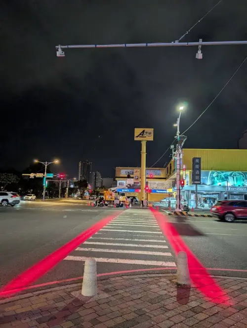 ▲台南導入智慧路口警示系統引發關注，透過LED投影與即時偵測，讓行人穿越時地面自動發光，並搭配聲光與電子看板提醒車輛。（圖／台南市交通局提供）