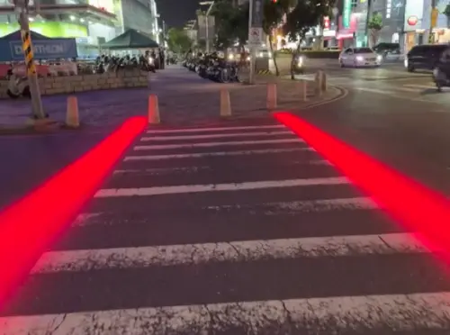 台南馬路突多「兩條紅色結界」！聰明用途曝　全民讚爆：行人天堂