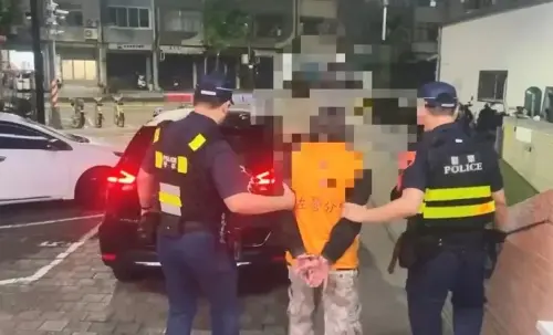 ▲警方趕抵現場將王男依現行犯逮捕，盧女堅持提告，全案依傷害、恐嚇及毀損罪嫌移送橋頭地檢署偵辦。（圖／翻攝畫面）