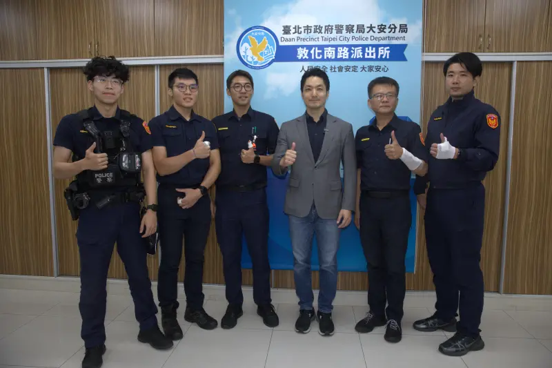 ▲台北市長蔣萬安今天下午慰問昨天速破台北市銀行搶案的大安分局敦南派出所警察同仁。（圖／民眾提供）